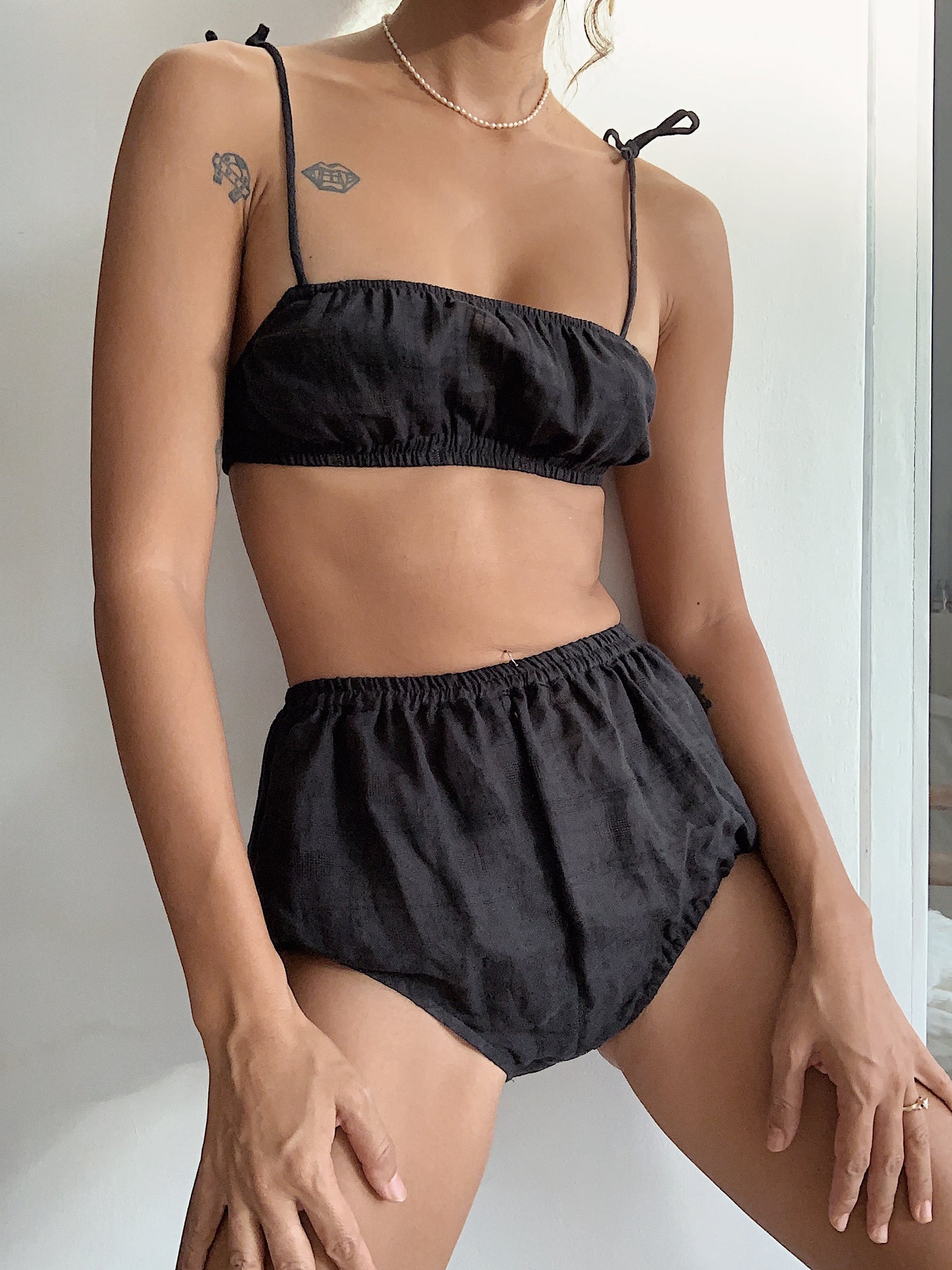 Mona Set in Black